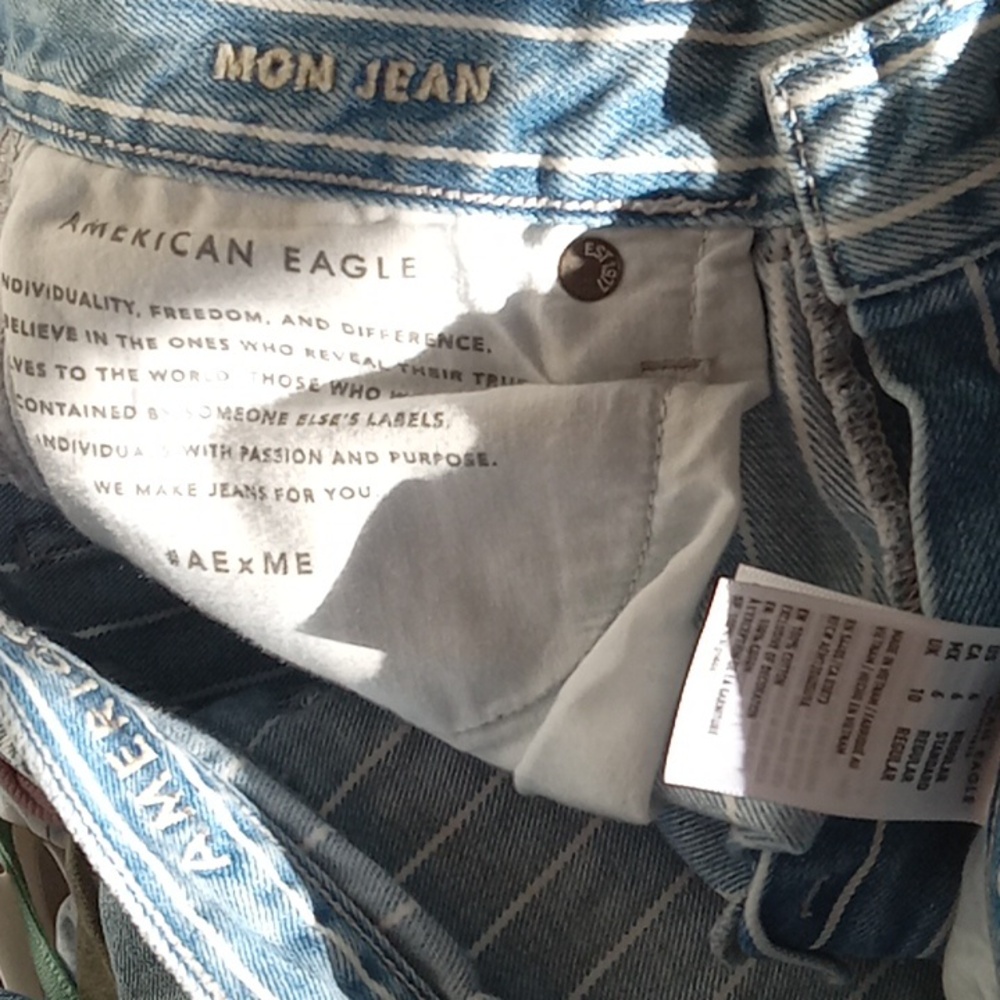 American Eagle size 6R denim white pin stripes. Mom jeans. - Picture 4 of 4